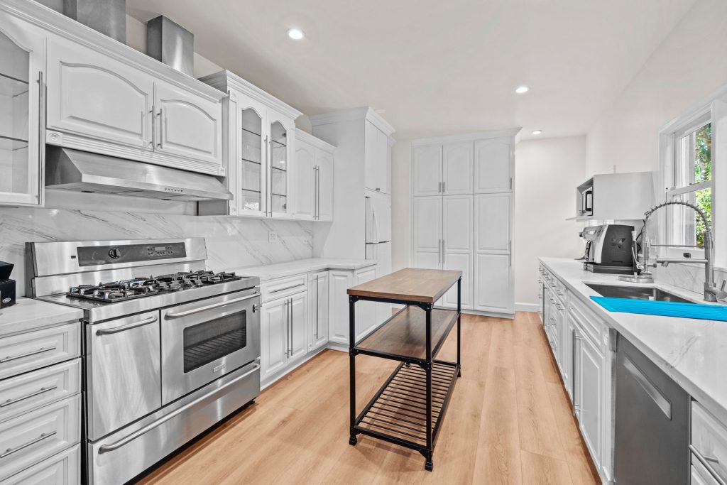 Modern kitchen at California Detox & Recovery Center providing a comfortable, home-like environment for clients in addiction recovery.