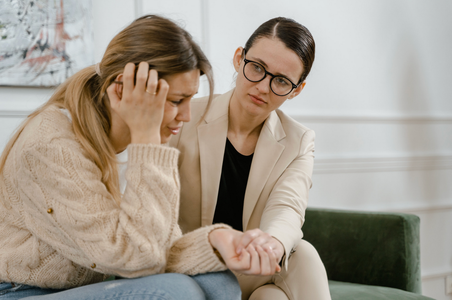 Therapist supporting a woman in recovery at California Detox & Recovery Center, providing compassionate mental health and addiction treatment care.