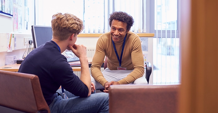 Therapist discussing signs of opioid addiction with a patient at California Detox & Recovery Center, providing support and treatment guidance.