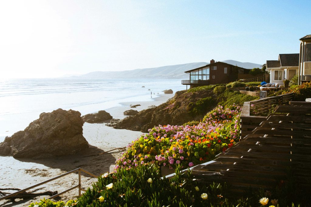 Peaceful coastal homes overlooking the ocean in California, representing supportive mental health treatment at California Detox & Recovery Center in Los Angeles, California.