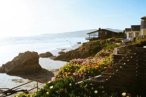 Peaceful coastal homes overlooking the ocean in California, representing supportive mental health treatment at California Detox & Recovery Center in Los Angeles, California.